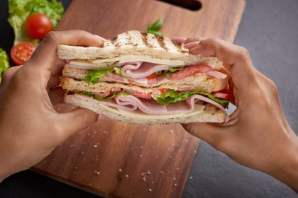 Mengenal 3 Jenis Sandwich Generation dan Cara Memutusnya