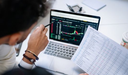 arti free float saham, cara menghitung free float, batas minimum free float BEI, saham likuid, saham beredar di publik
