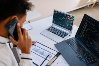 arti free float saham, cara menghitung free float, batas minimum free float BEI, saham likuid, saham beredar di publik